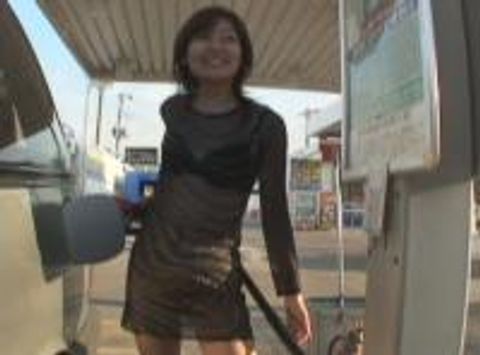 欲求不満の本物素人妻が至る所で露出をし非日常の快感に乱れまくる実録ゲリラドキュメント！！　その②