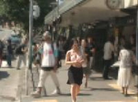 欲求不満の本物素人妻が至る所で露出をし非日常の快感に乱れまくる実録ゲリラドキュメント！！　その①