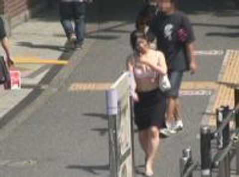 欲求不満の本物素人妻が至る所で露出をし非日常の快感に乱れまくる実録ゲリラドキュメント！！　その①