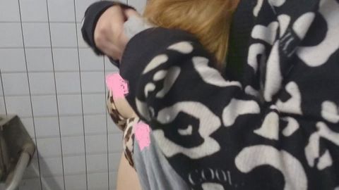 【個撮07】友人の嫁を呼び出してトイレで手コキ【おまけ付】