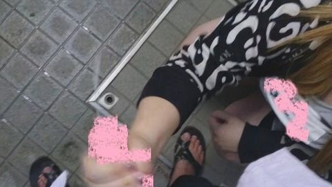 【個撮07】友人の嫁を呼び出してトイレで手コキ【おまけ付】