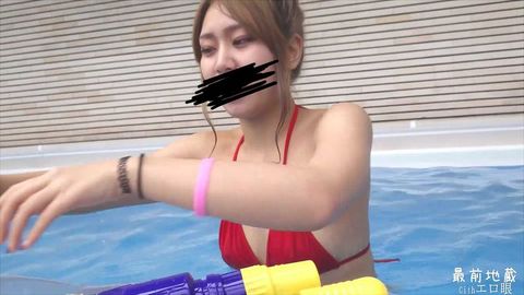 金の為に生脱ぎするけしからん女たち24[え！マジ？この美人+トップレス水遊び（水中カメラあり）」