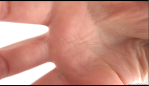カメラのレンズを触る女性の手フェチ動画