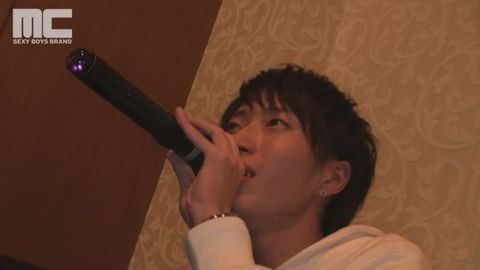 カラオケパーティーで淫乱行為