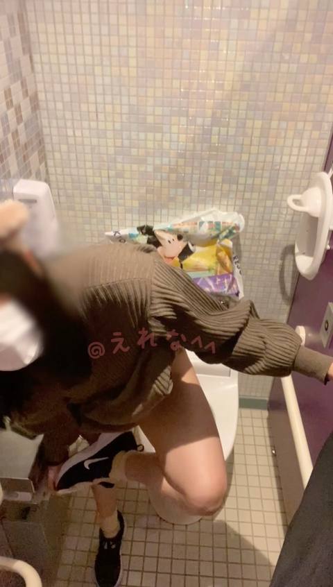 〈自撮り〉@3**@　友達と4人でのディ〇ニーシー！オナニーしたくなって一人でトイレに行って持参した電動ディルドで、たくさんの人がトイレにいて雑音や話し声が凄い中でオナニーしちゃいました、、