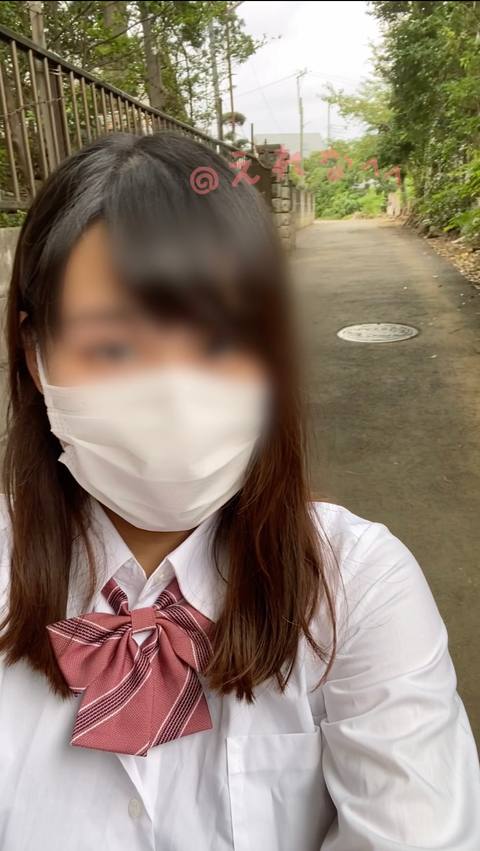 〈Ⓙ〇自撮り〉@3**@　制服の下はノーパンで、お外で車が通る中、スカートまくってディルドオナニーしました、、そして車の方を向いてオナニーして興奮しちゃいました、、