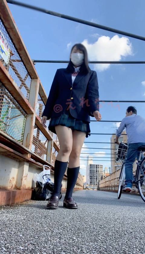 〈自撮り〉@3**@　制服ノーパンで歩道橋の上でディルドオナニーしてたら自転車のおじさんが来てびっくり！最後も後ろから人が来て慌てて中断しました、、