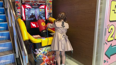 【****】ファーストキスをチンポに捧げる**。ゴムが破れてるのに気づかずそのまま中出し＆ゴムが外れて危険な暴発射精ハプニング！中出しされたことに気づいた瞬間の演技じゃないガチリアクションに注目