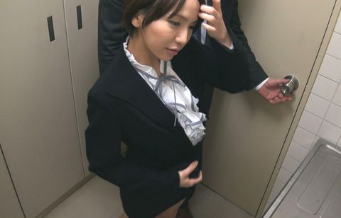 雑居ビルの給湯室フェラシーン撮影
