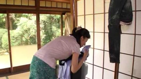 若くて綺麗で淫乱なオヤジの後妻の誘惑に、僕のチ○ポはもう破裂寸前です！ Part3
