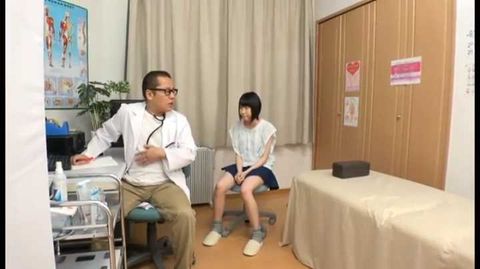 お腹が痛くてお医者さんに来たの。先生が診察中にりんの体をいっぱい触ってきたの…。