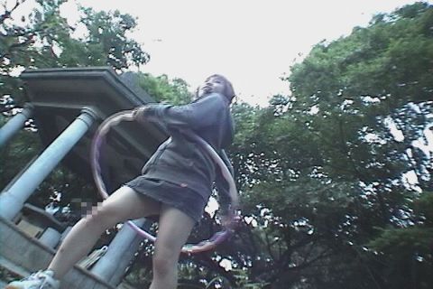 享受呼啦圈女孩很容易陷入大自然和爱情中......