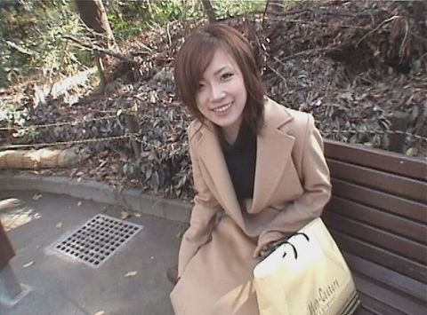 Flirt with the wife of a small erotic body and in the middle of a city and do video shooting ...