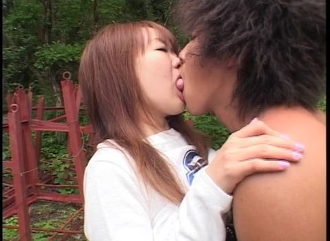森林SEX　愛し合うカップル。積極的な彼女