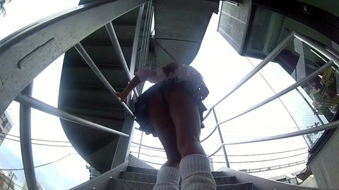派手キャワTバックの、美人・制服ギャルちゃんのプニュ尻覗いて下さい＾＾