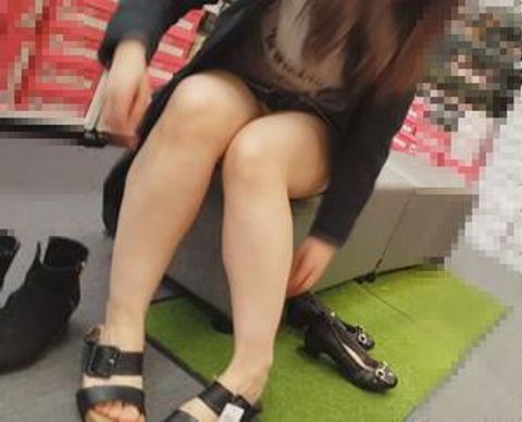 ムチムチ生脚*　靴試着パンチラ