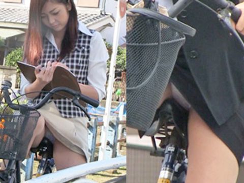 自転車でパンチラ見えてる美脚OL　ふたりセット！