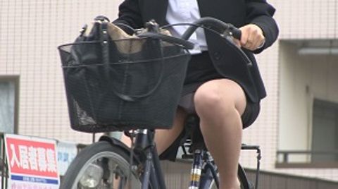 自転車でパンチラ見えてる美脚OL　ふたりセット！