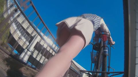 自転車でパンチラ見えてる美脚OL　ふたりセット！