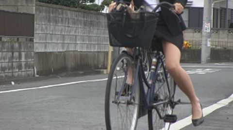 自転車でパンチラ見えてる美脚OL　ふたりセット！