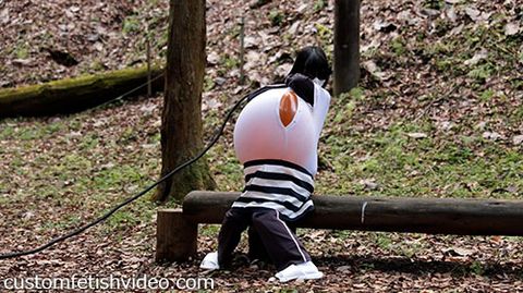 服の中で巨大風船膨らまし割りフェチ動画f860