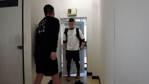 U◯erの配達員が玄関先で交渉されて、そのまま男に抜かれてしまう！！口と手でしっかりご奉仕サービス！