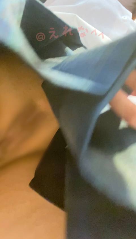 〈自撮り〉@3**@　ドン・キホーテで制服ノーパン、超ミニでスカートの中撮影したり、何度か座って開脚してオナニーやクパァしちゃいました、、