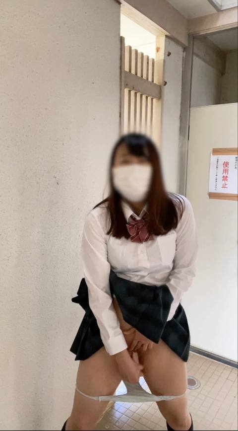 〈Ⓙ〇自撮り〉@3**@　公衆トイレの洗面台の所は男*トイレが丸見えで、誰か来たら見られちゃうところでパンツを膝まで下ろしてディルドオナニーしました、、最後男の人が来てびっくりして個室に逃げました、、