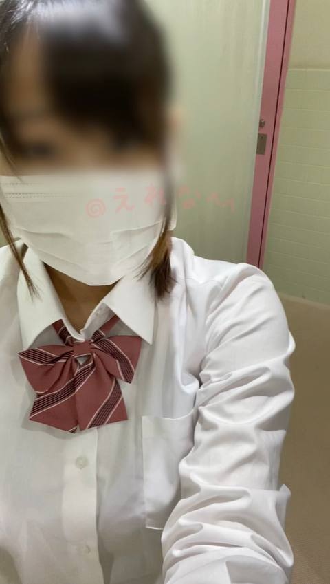 男*トイレに制服で潜入してパンツ下ろしてシャツはだけてブラ露出してディルドオナニーしてしまいました、、