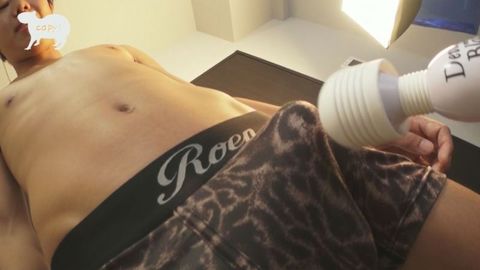エロすぎ18歳デビュー！男の手口に感じまくってチンコが真上にギンギン！！