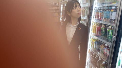美人OLノーパン逆さ撮り▷剛毛美マンコ/陰唇丸わかり/胸に輝くSDGsバッジ【パンチラ/ローアングル】