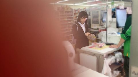 美人OLノーパン逆さ撮り▷剛毛美マンコ/陰唇丸わかり/胸に輝くSDGsバッジ【パンチラ/ローアングル】