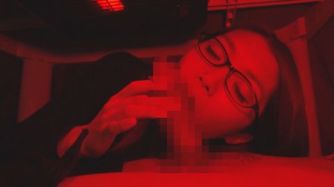 至近距離に旦那が居るのにコタツの中では…寝取られ