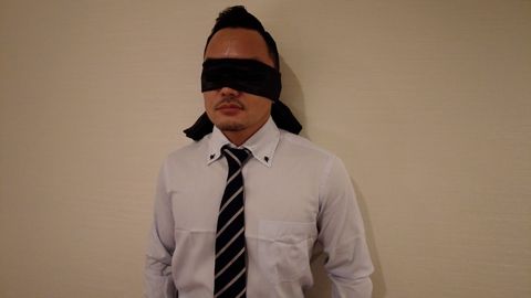 目隠しスーツリーマンが仕事終わりに勃起したちんこから我慢汁を垂らしながら、途中でコンドームを外して生交尾に！