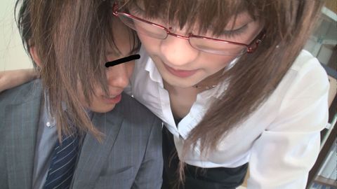 チ●ポビンビンにしてオフィスでアナルSEXしちゃう女装美男*とイケメン社員！！オフィスという環境に大興奮してチンポフル勃起！〈男の*〉〈ゲイ〉※特典あり