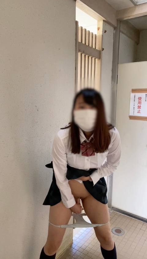 〈Ⓙ〇自撮り〉@3**@　公衆トイレの洗面台の所は男*トイレが丸見えで、誰か来たら見られちゃうところでパンツを膝まで下ろしてディルドオナニーしました、、最後男の人が来てびっくりして個室に逃げました、、