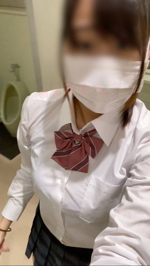 男*トイレに制服で潜入してパンツ下ろしてシャツはだけてブラ露出してディルドオナニーしてしまいました、、