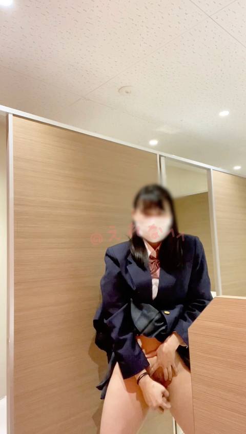 〈**自撮り〉@3**@　スーパーのトイレで人が来ないのをいいことにトイレを出てトイレの外でディルドオナニー、、途中人が来て慌ててトイレに入ってまた続きのオナニーをしちゃいました、、