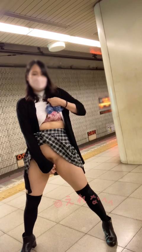 〈素人自撮り〉大学1**！電車のホームでスカートめくってディルドオナニー、、ブラも露出して乳首つねりました、電車がホームに来てもまだオナニー続けちゃいました、、最後正面に人が来てパニック！