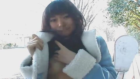 〈激レア入手〉アイドル系ハーフが白昼堂々人通りの多い公園でおっぱいパンティ見せて羞恥露出！恥ずかしがりながらも超エロくなっちゃってますよ！！