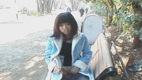 〈激レア入手〉アイドル系ハーフが白昼堂々人通りの多い公園でおっぱいパンティ見せて羞恥露出！恥ずかしがりながらも超エロくなっちゃってますよ！！