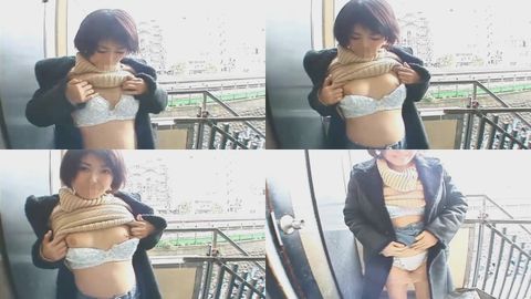 出会い系で見つけた変態美人妻にRローターで野外羞恥責め！ファミレスで喘声が出ちゃう♥電車に向かってオッパイ丸出しで露出！