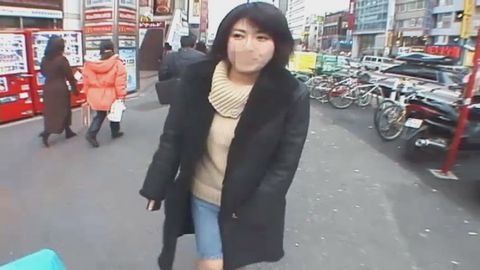 出会い系で見つけた変態美人妻にRローターで野外羞恥責め！ファミレスで喘声が出ちゃう♥電車に向かってオッパイ丸出しで露出！