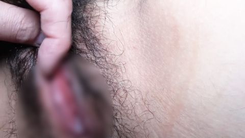 【無修正】色白で爆乳Fカップ美女。童貞をコロスセーターを着てオナニーしちゃう生粋の変態ちゃん。剛毛デカクリまんこにガン突きしてオヂサンの白濁ザーメンを****プレイ