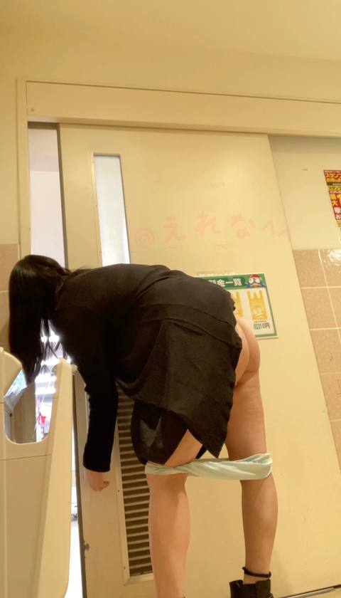 〈素人自撮り〉大学1**！ドン○ホーテの多目的トイレでディルドオナニーして「イクっ！」って大きい声出してオナニーしてたらノックされてびっくり、、多分外に聞こえててわざとノックされたのかも、、