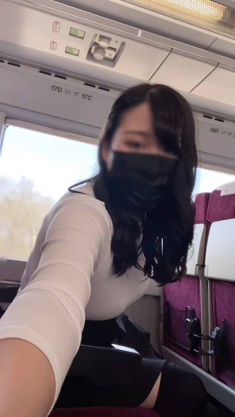 〈素人自撮り〉大学1**！電車の中でのディルドオナニーです！今回は駅のホームや踏切の方を向いて上半身ブラの格好で見せつけるようにディルドオナニーしてメチャ興奮して何度もイっちゃいました、、