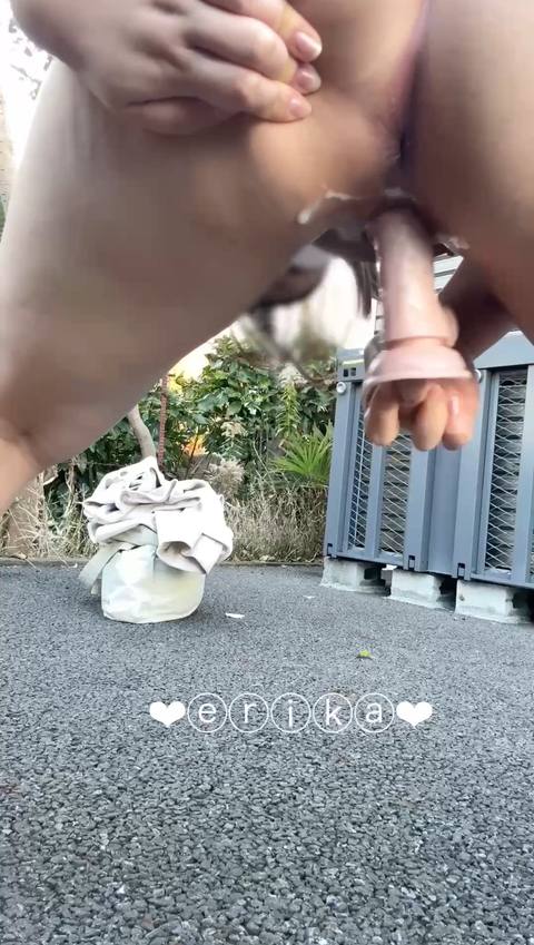 【19歳Gカップえりかの自撮り】☆彡コインパーキングの車の陰で全裸でディルドオナニーしました！向こうの道路で人が行き来したりして見つかりそうでドキドキしながらのオナニーは気持ち良かった！！