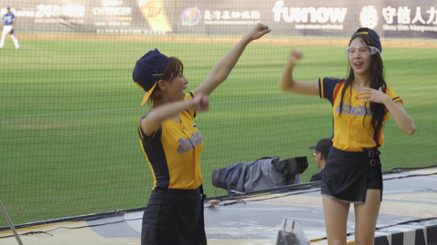 台湾の美人チアリーダ！水鉄砲で濡れたスカートが気になる様*！