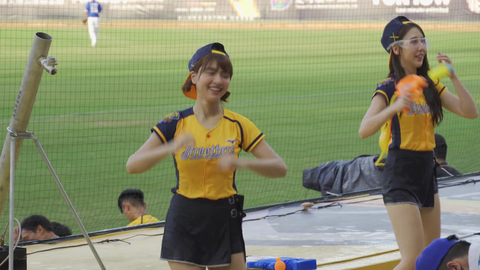 台湾の美人チアリーダ！水鉄砲で濡れたスカートが気になる様*！