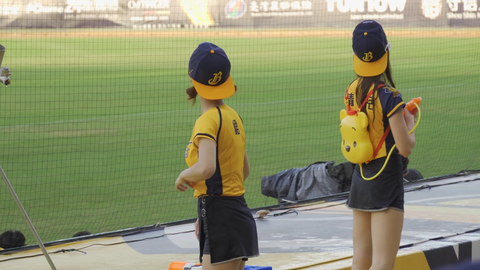 台湾の美人チアリーダ！水鉄砲で濡れたスカートが気になる様*！